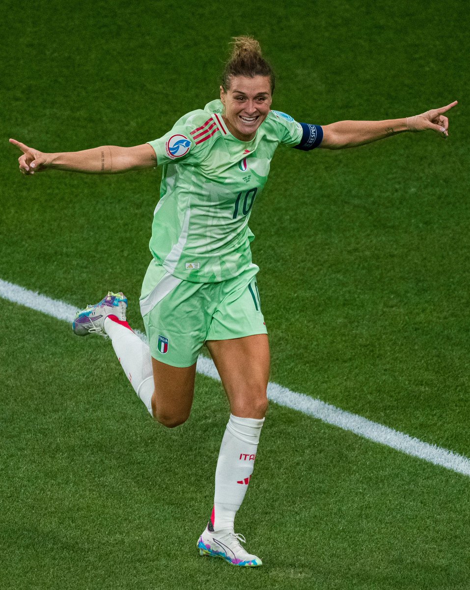 bianconeribra's tweet photo. Eu nunca vou me cansar de ver a Girelli sambar na cara dos comentaristas babacas da Sky Sport que chamaram ela de "velha" e "jogadora acabada" antes da temporada 2024-25 começar!! Humilha todo mundo mesmo e mostra como você é f*!!!!!! 🔥🔥🔥🔥 https://t.co/LdvBxZEVMg