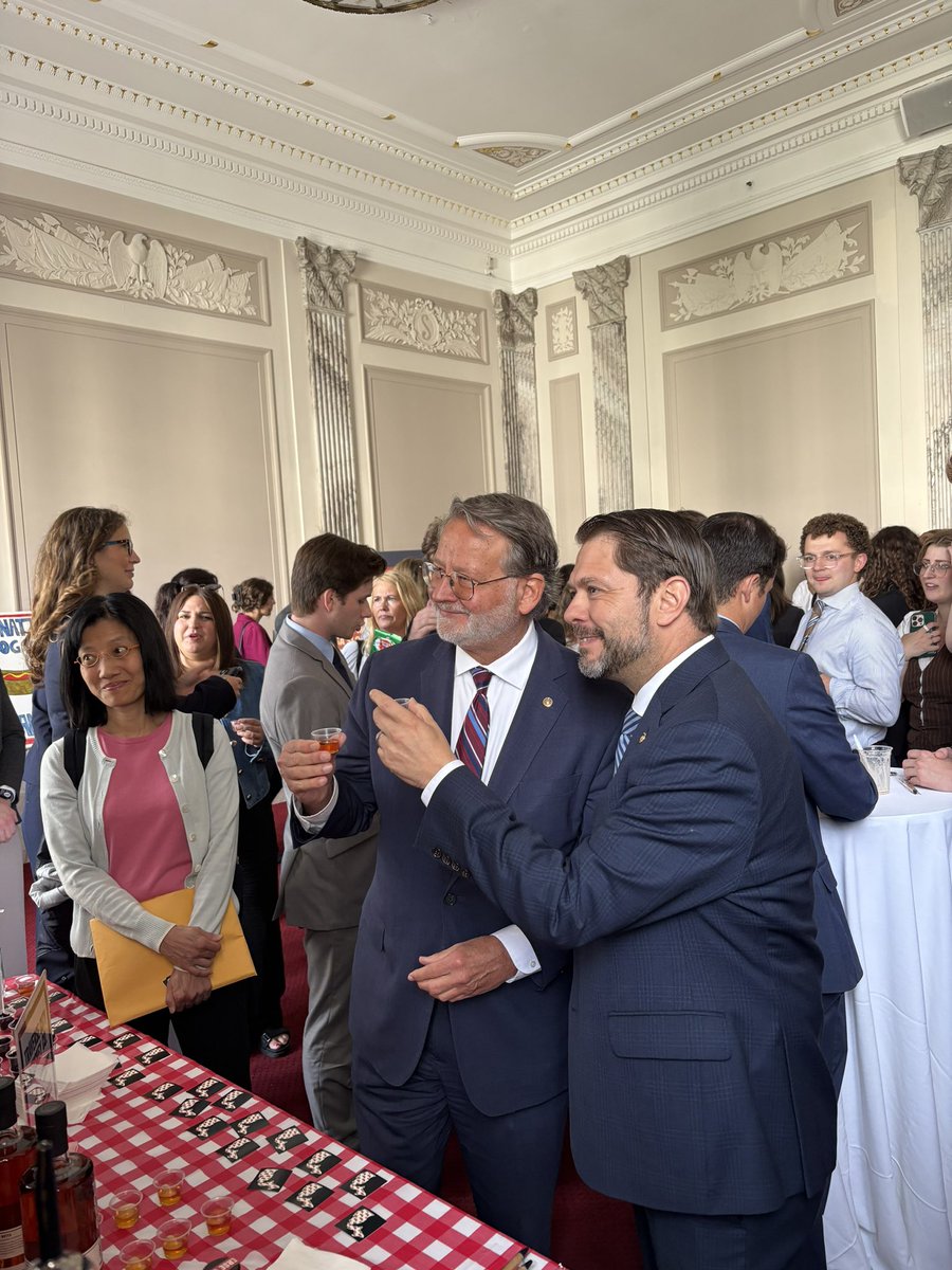 SenRubenGallego's tweet image. Celebrated national hot dog day with my friends @SenatorSlotkin @SenGaryPeters @SenAmyKlobuchar
But respectfully… Michigan hot dogs don’t come close to the Chicago dogs I used to sling at Souzy’s.
Now let’s bring Sonoran Dogs to the Capitol!