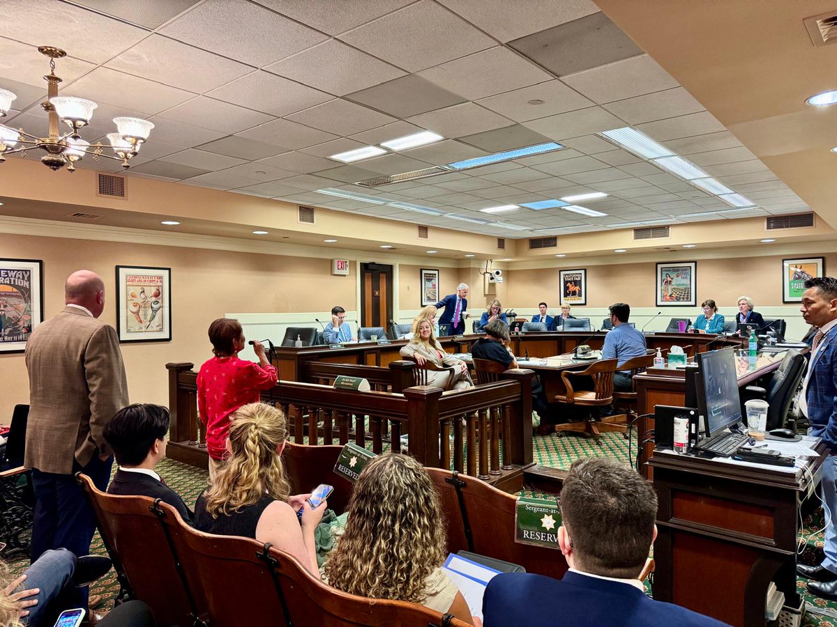 StreetsR4Every1's tweet image. SB 720 just passed the Privacy & Consumer Protection Committee, which aims to reform red-light camera practices and ensure fairer traffic enforcement.
Next up: Assembly Appropriations Committee.
Thank you @ashbyforsenate for leading the charge.
#SB720 #CalLeg #TrafficJustice