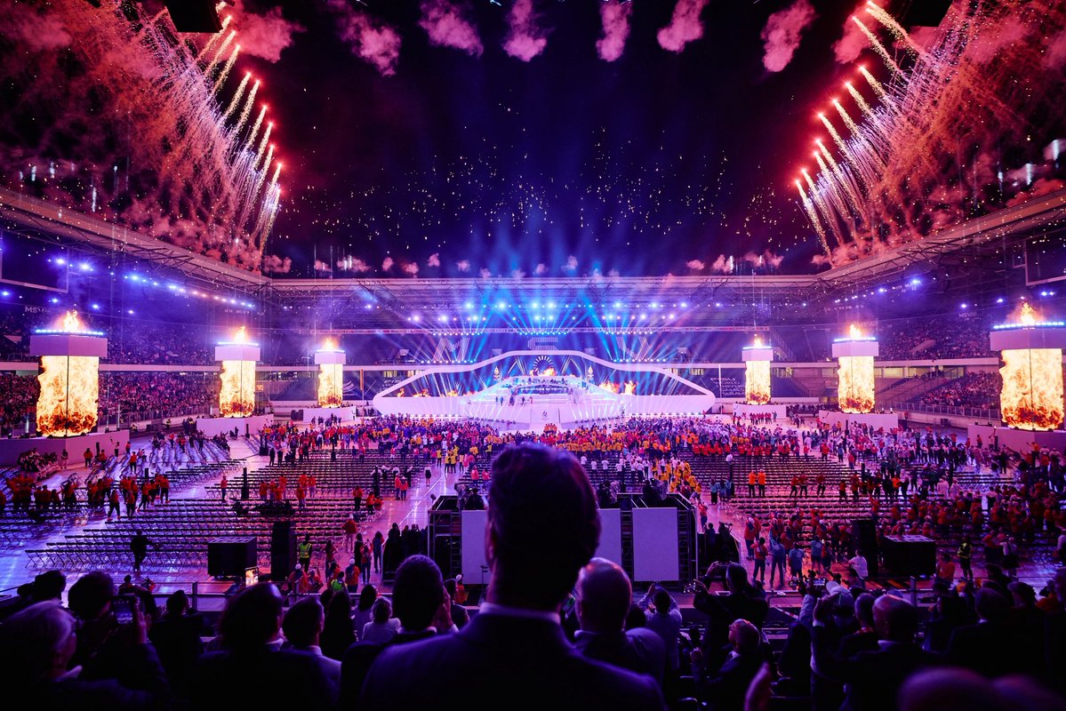 landnrw's tweet image. Die Olympischen Spiele der Studierenden sind nach 36 Jahren zurück in 🇩🇪 & im Sportland Nr. 1: Die @FISUWorld University Games mit 234 Medaillen-Entscheidungen bis zum 27. Juli sind eröffnet. MP @HendrikWuest hat die Athletinnen & Athleten in Duisburg begrüßt. Viel Erfolg!