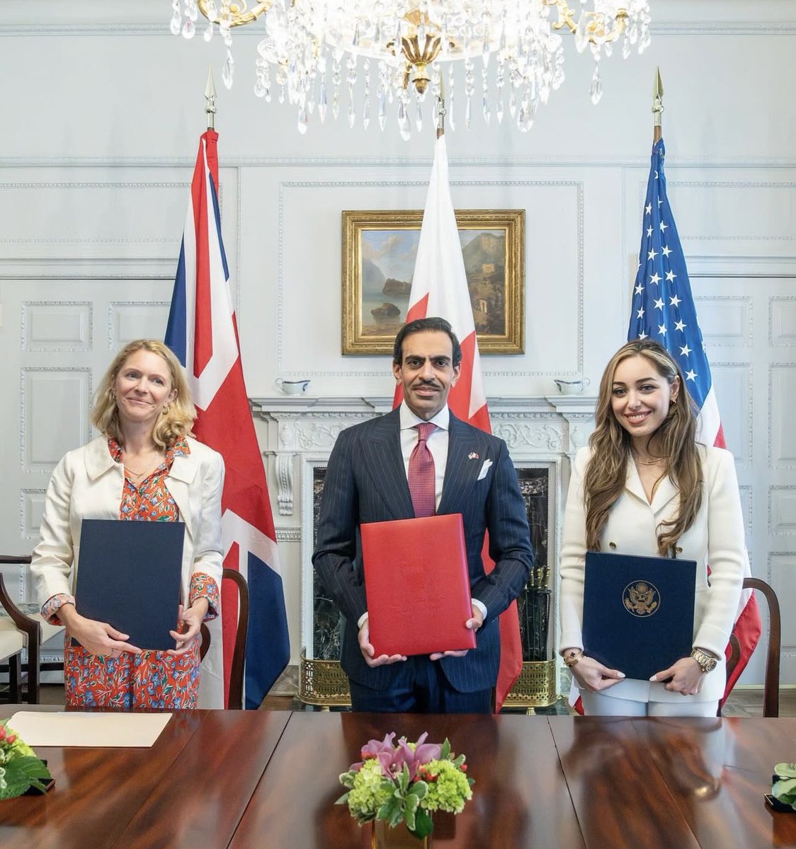 In the presence of HRH the CP and PM, H.E. @abdullaRAK signed the new Comprehensive Security Integration &amp; Prosperity Agreement — expanding the agreement to include the UK with the US and Bahrain. 🇧🇭🇺🇸🇬🇧
#CSIPA