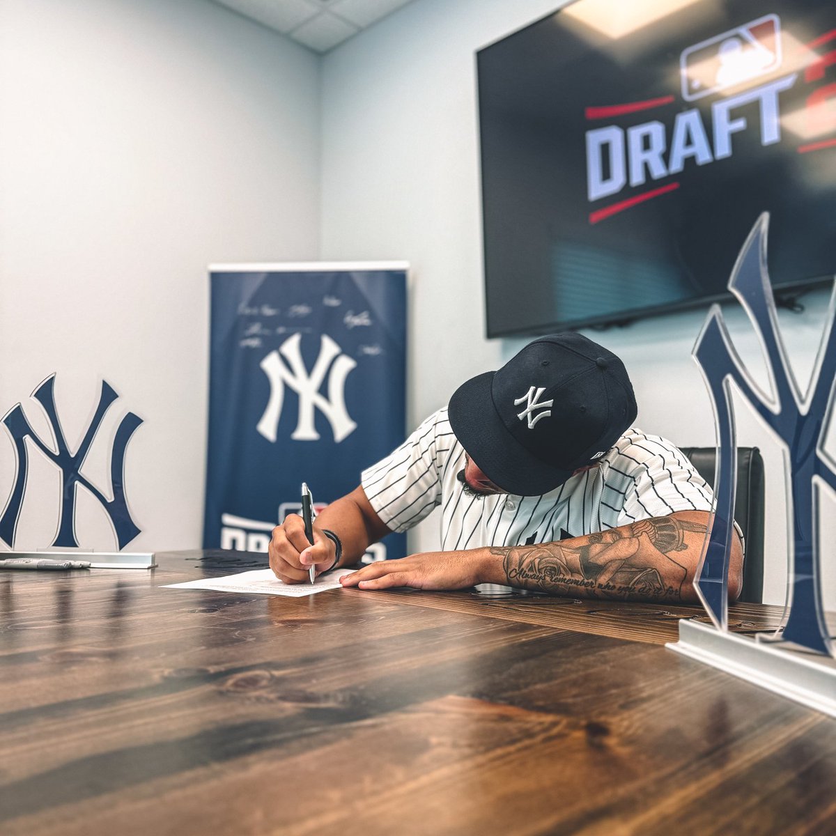 AlabamaBSB's tweet image. The newest New York Yankee. @BonomoloJr_ makes it official!
#RollTide