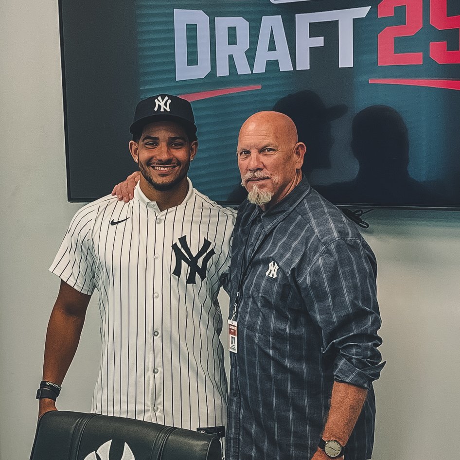 AlabamaBSB's tweet image. The newest New York Yankee. @BonomoloJr_ makes it official!
#RollTide