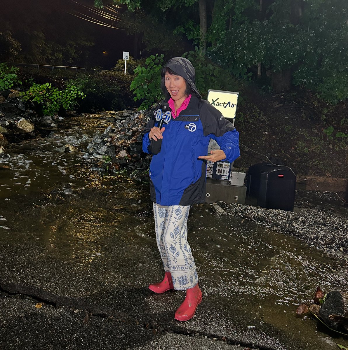I didn’t have a raincoat to cover flash flooding this week.
So I asked @ninapwabc 
She didn’t have her coat
So she asked @davidnovarro7 
He came to the rescue!

What a great Eyewitness News team!

@abc7ny
Do I have to return the coat? 😇