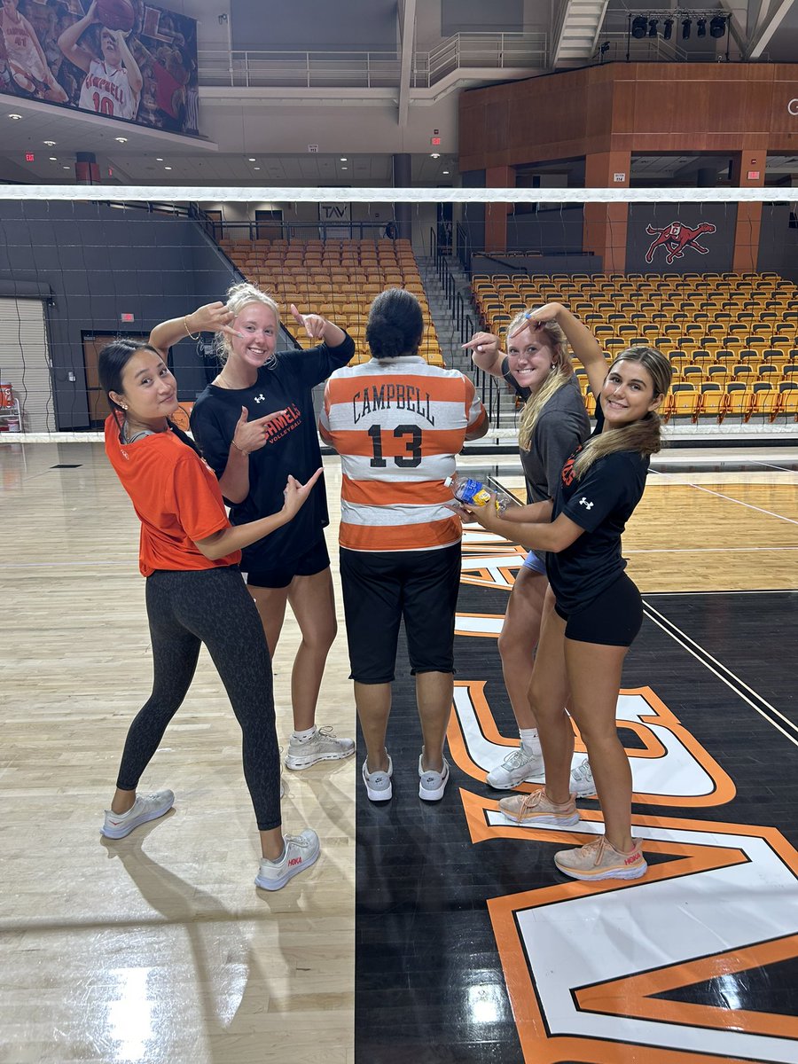 GoCamelsVB's tweet image. Now & Then 🧡
Huge shoutout to Yalonda White, CUVB Alum (1995), for working our Position Camp this week. You were amazing!
#RollHumps #CUVBAlum