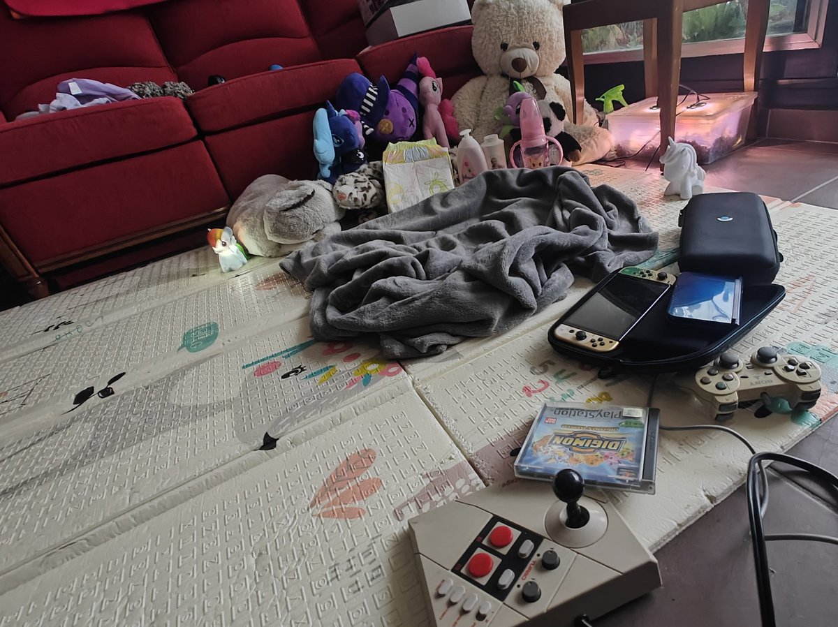 Mommy look look I made my comfy nest.

Now I'm ready to play all night