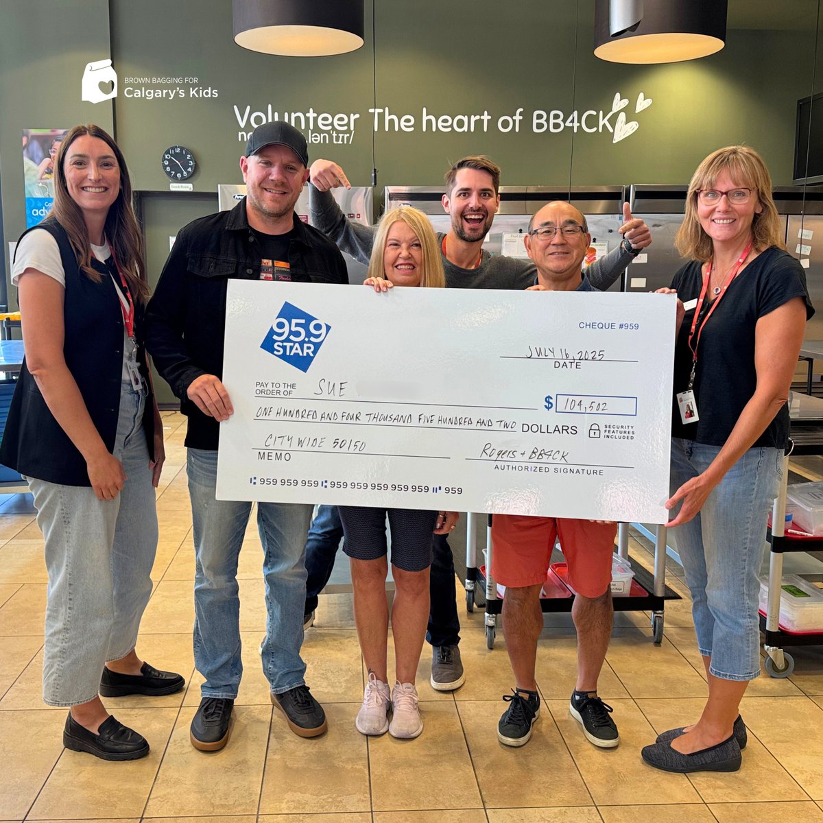 🎉 Meet Sue — our 50/50 Raffle grand prize winner who took home $104,502! 💰
We loved celebrating with her, our team, and the Rogers Sports &amp; Media crew at our Central Kitchen.
Thanks to all who supported Calgary's kids! 🧡

#BB4CK #5050Winner #YYC
