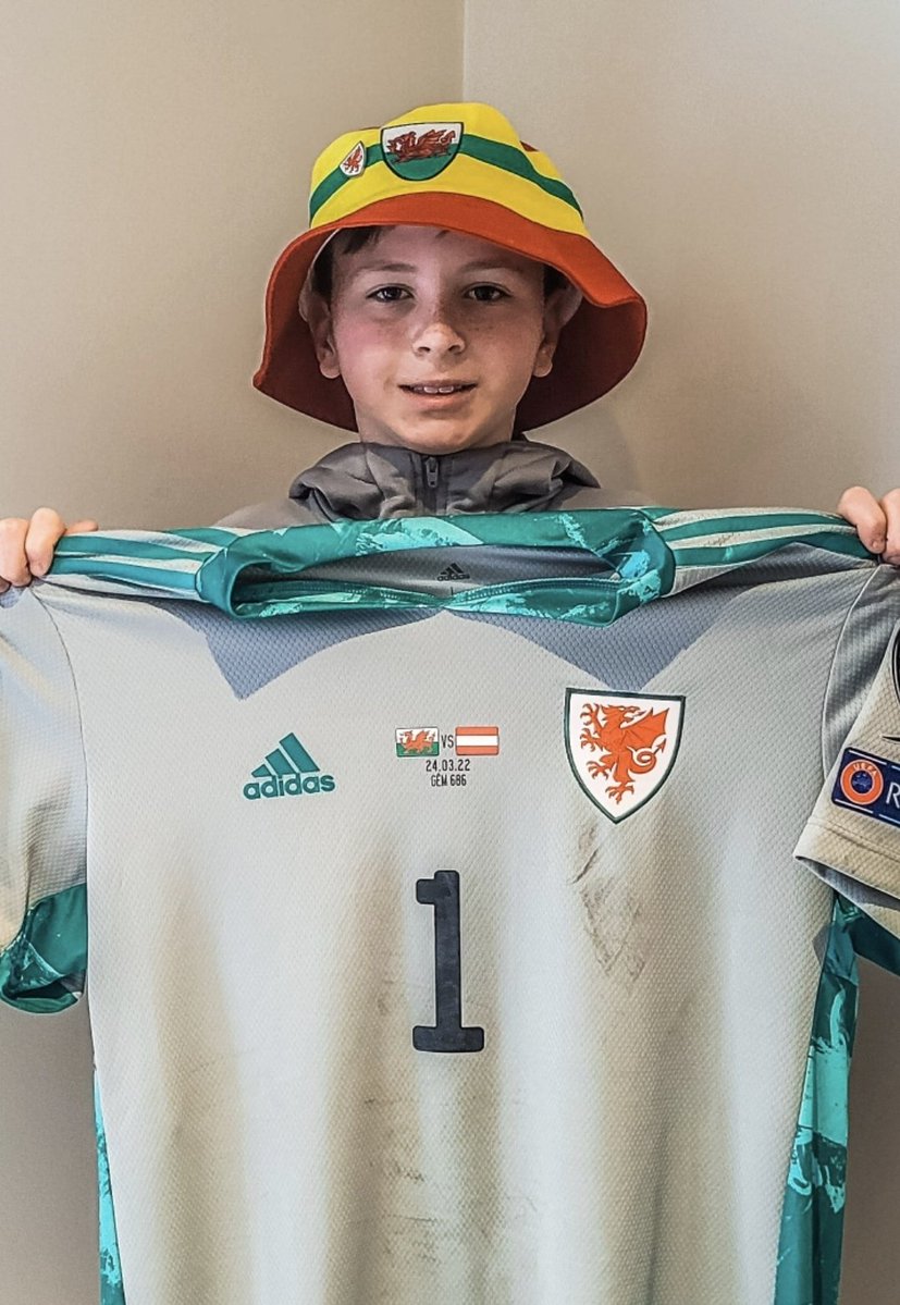 DevineDaj's tweet image. An absolute legend of a bloke, didnt get the plaudits he deserved throughout his career, shirt is still hanging up and waiting to get it signed one day .... Diolch Wayne @Cymru