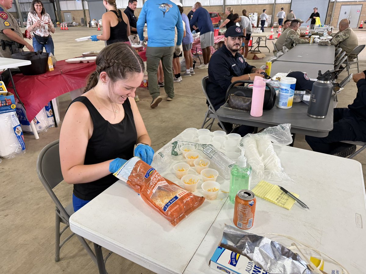 CoachNeill's tweet image. TFND athletes doing what we do, serving the community of Kerrville and the Hill Country! #TFND