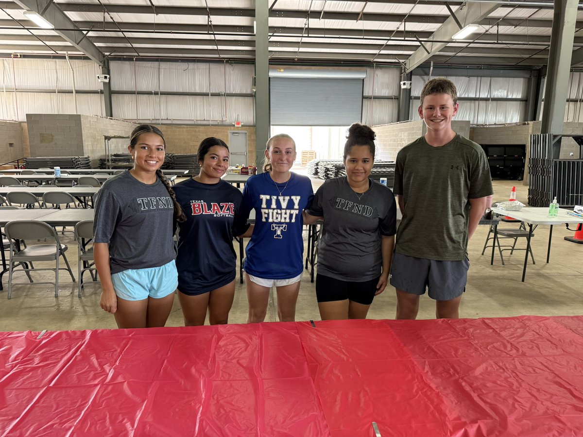 CoachNeill's tweet image. TFND athletes doing what we do, serving the community of Kerrville and the Hill Country! #TFND