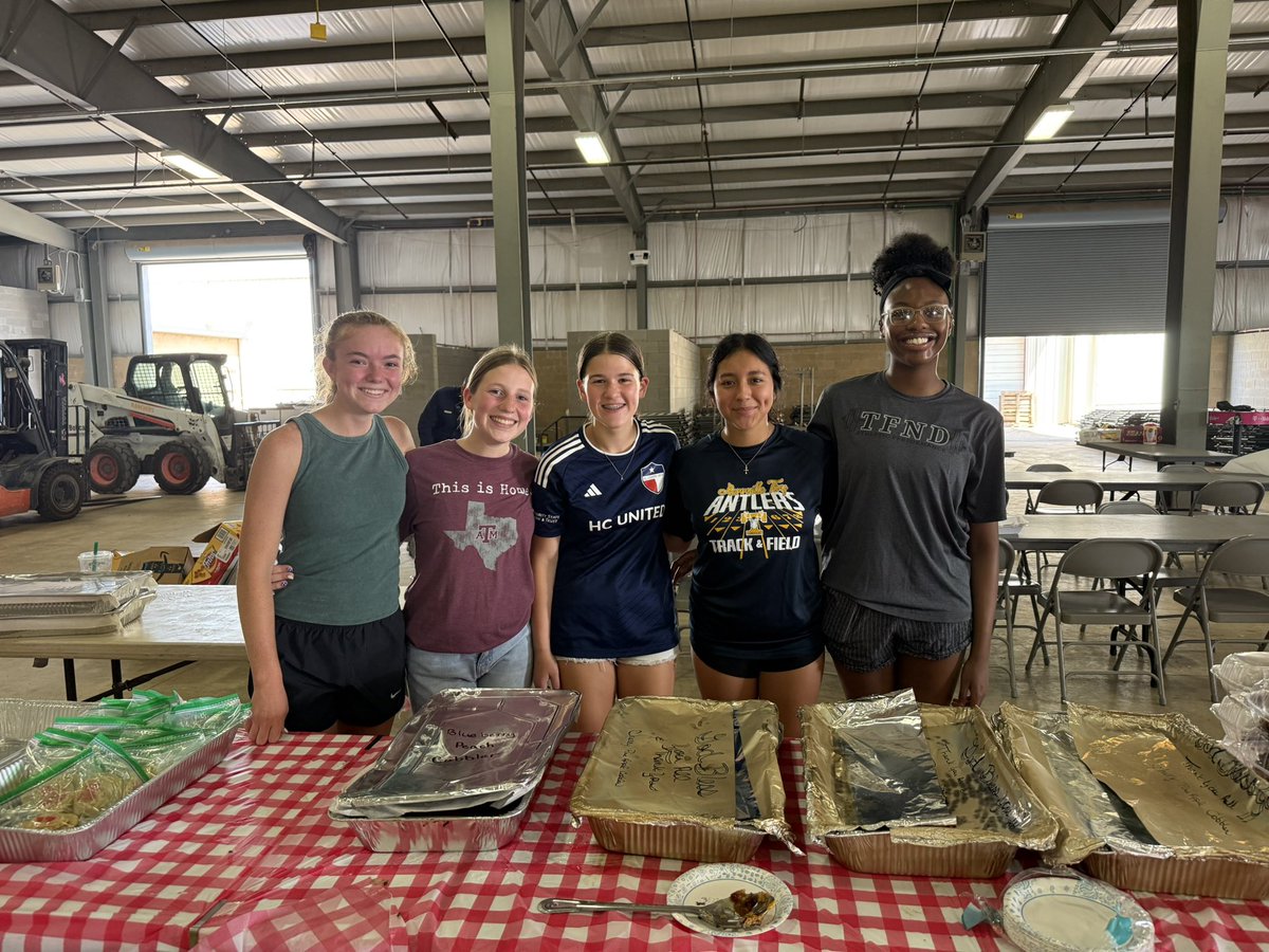 CoachNeill's tweet image. TFND athletes doing what we do, serving the community of Kerrville and the Hill Country! #TFND