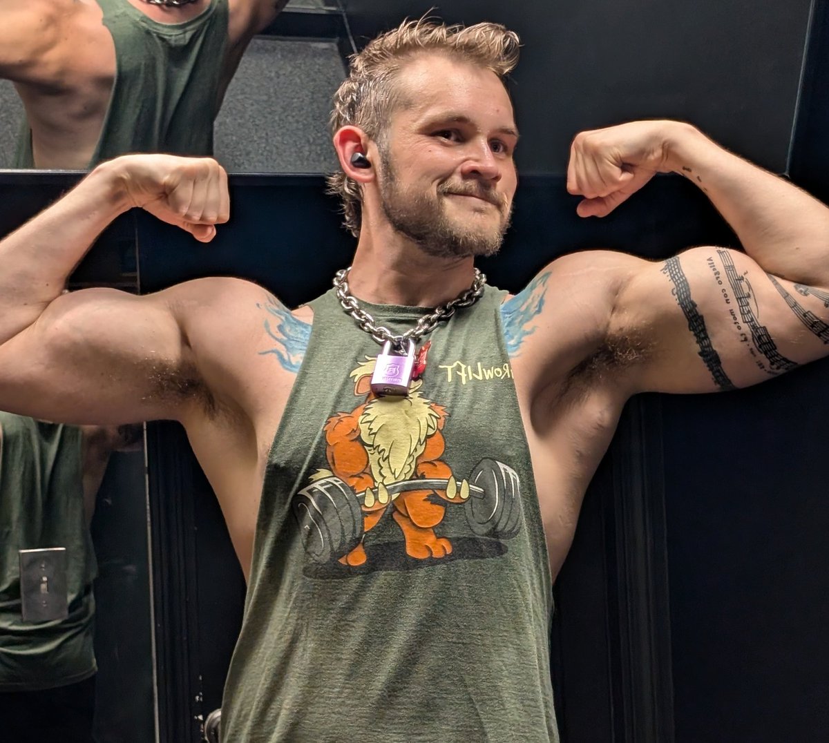 Big bros pits need some cleaning after that workout, get in there stud 😈
