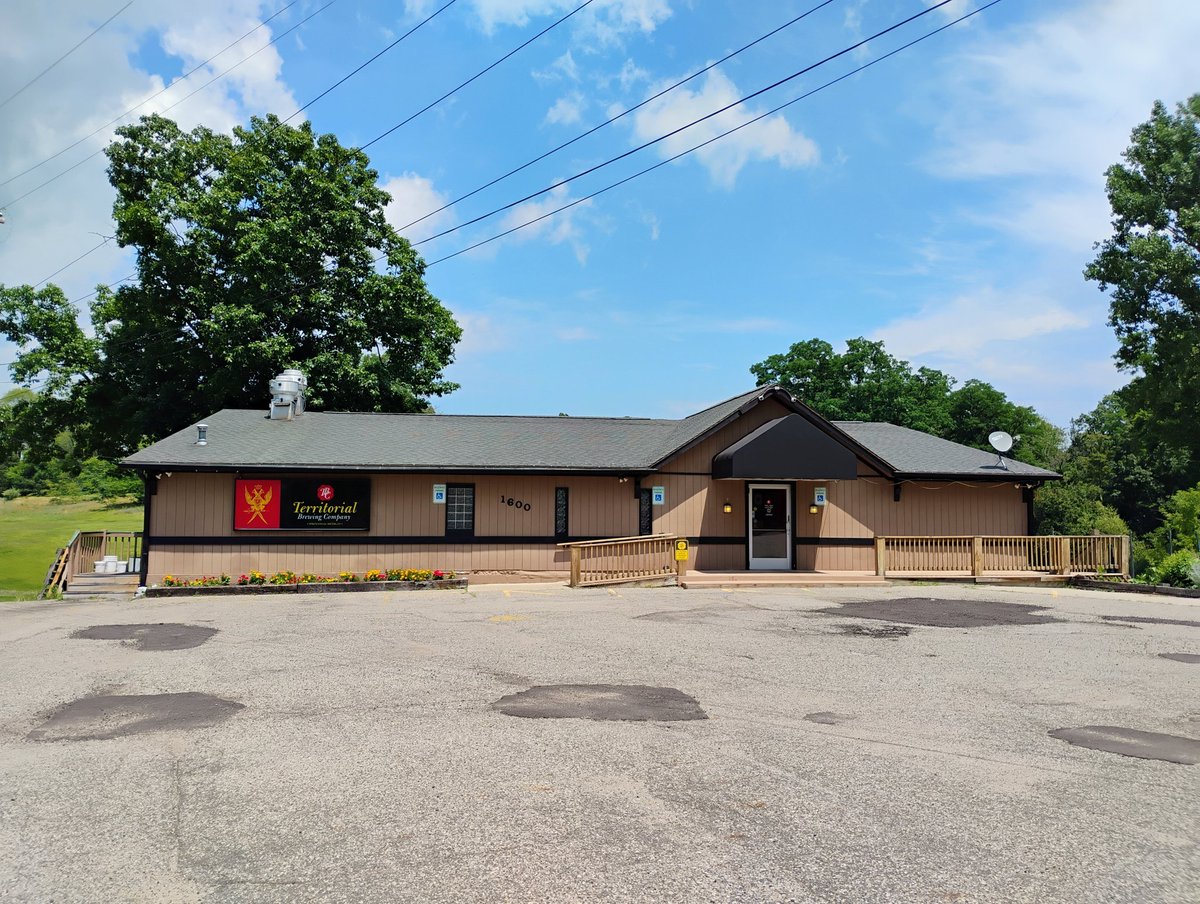 BeerSnobSean's tweet image. Out & about, need some lunch so why not stop at a brewery? @TerritorialBC in Battle Creek, Michigan serves excellent food & has great beer too! I was living that #lagerlife with a malty/grainy helles, then a "Jamaican" pilsner, unique af. #mibeer @MikeSlomba @DrGoodBeer #beer