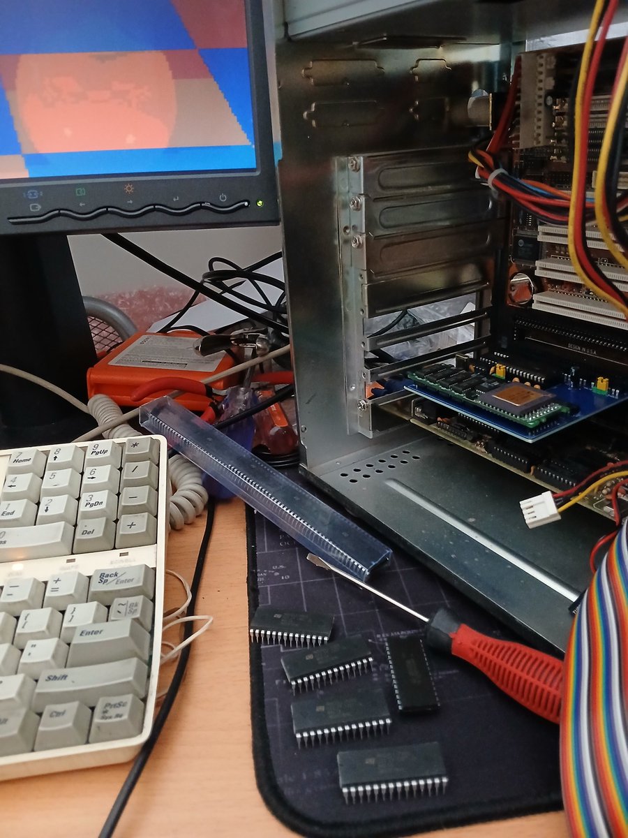 nanochess's tweet image. I need a sheet in my shoulder saying, &quot;Don&apos;t let me visit eBay.&quot; 😂 I got some IMSC011 chips for $5 USD each one, and an IMST805 of 30 mhz (very rare as the 25 mhz version is far more common). The IMSC011 chips worked just fine. #retro #transputer