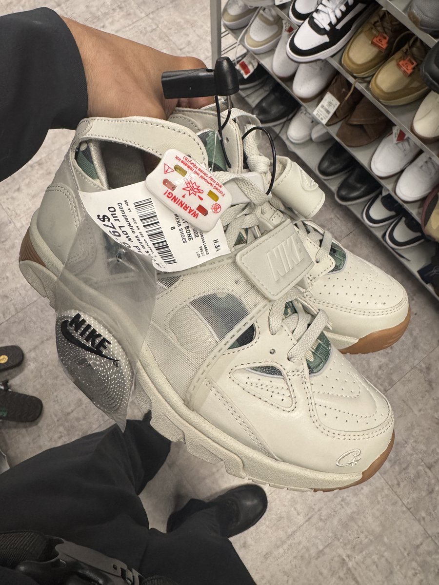 CLONExANT's tweet image. Ayooooooo just found the Nike crtz at Burlington @SneakerPhetish