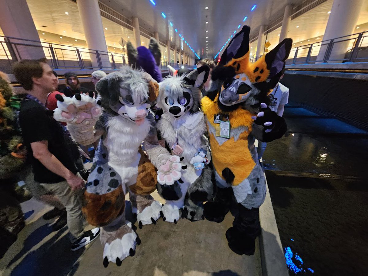 thetwistedpuppy's tweet image. Havin more than 1 of my characters runnin around the con n confusin those is so much fun. I should do it again....>:3