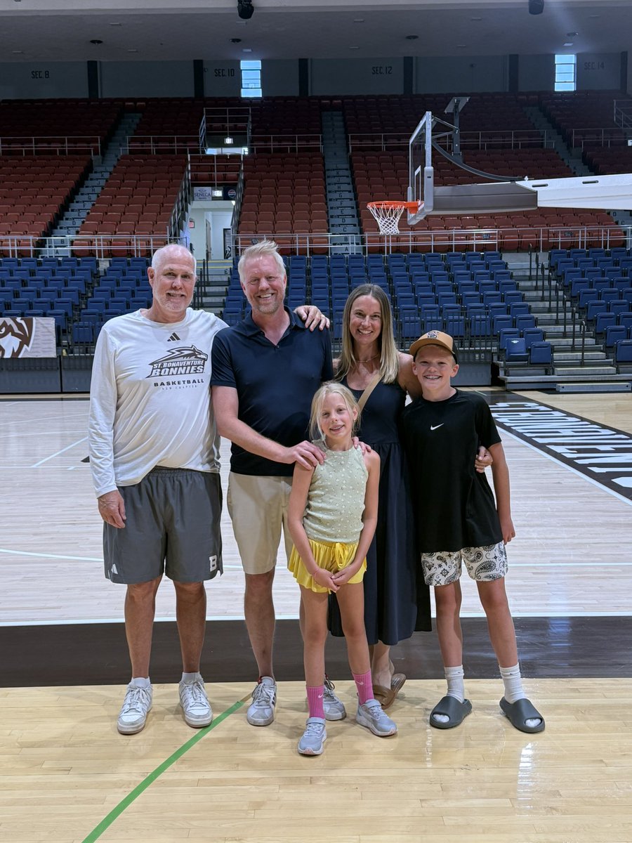 BonniesMBB's tweet image. Great to have a Bonnie and his family back on campus to watch our guys in summer session today! Welcome home Chris Hagstrom!