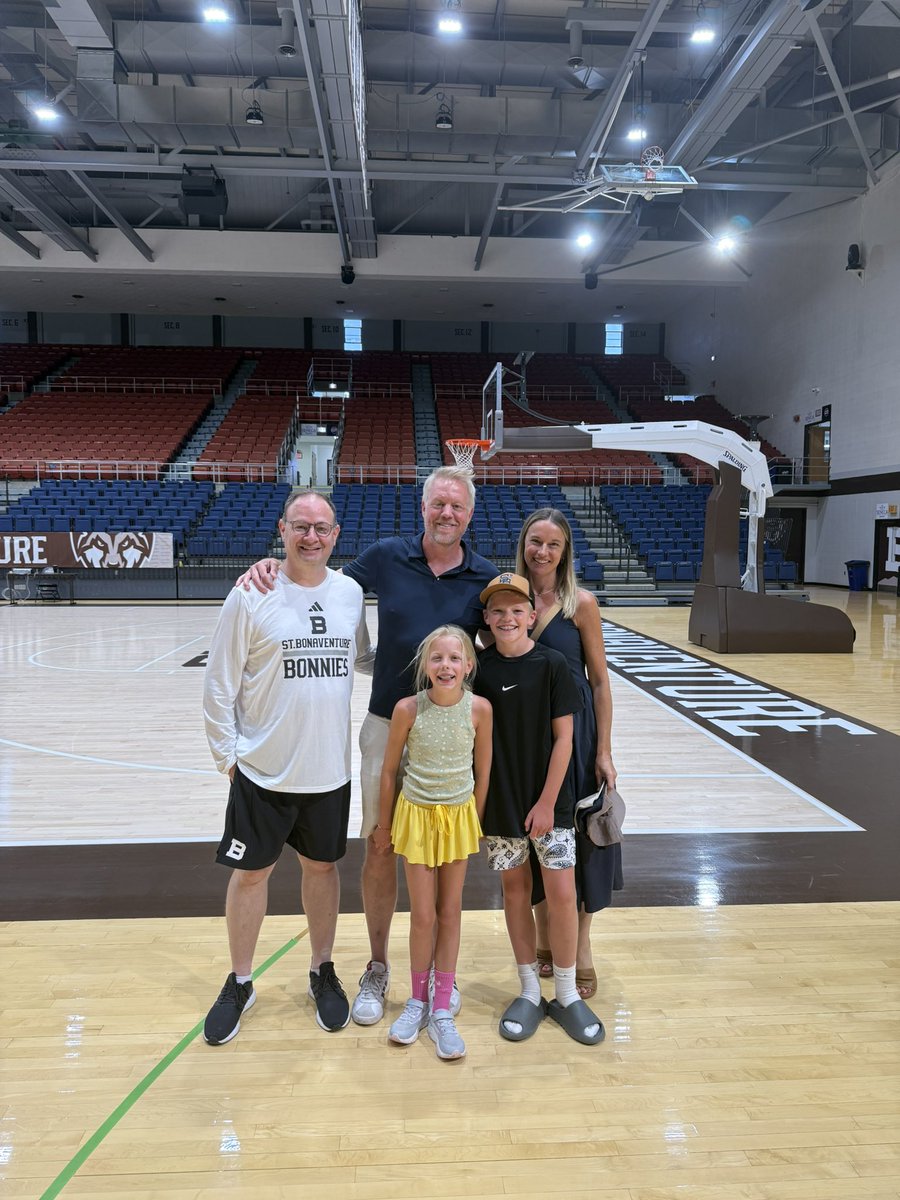 BonniesMBB's tweet image. Great to have a Bonnie and his family back on campus to watch our guys in summer session today! Welcome home Chris Hagstrom!