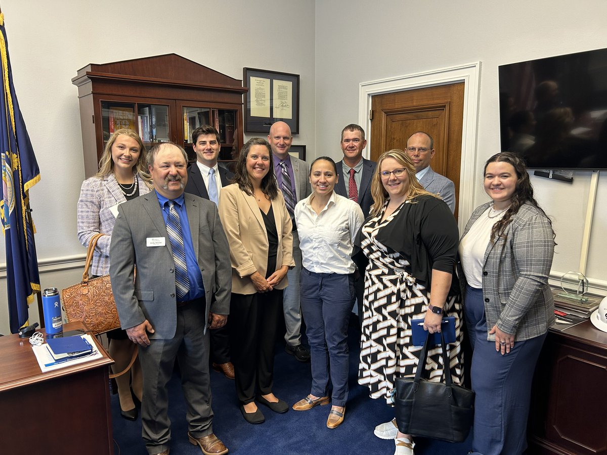 KsSoybean's tweet image. Today grower leaders visited the Kansas delegation to address active issues impacting farmers and strengthen relationships. Thank you to @sharicedavids, @RogerMarshallMD, @JerryMoran, @RonEstesKS, @DerekSchmidtKS and @TraceyMannKS and their staff for meeting with us.