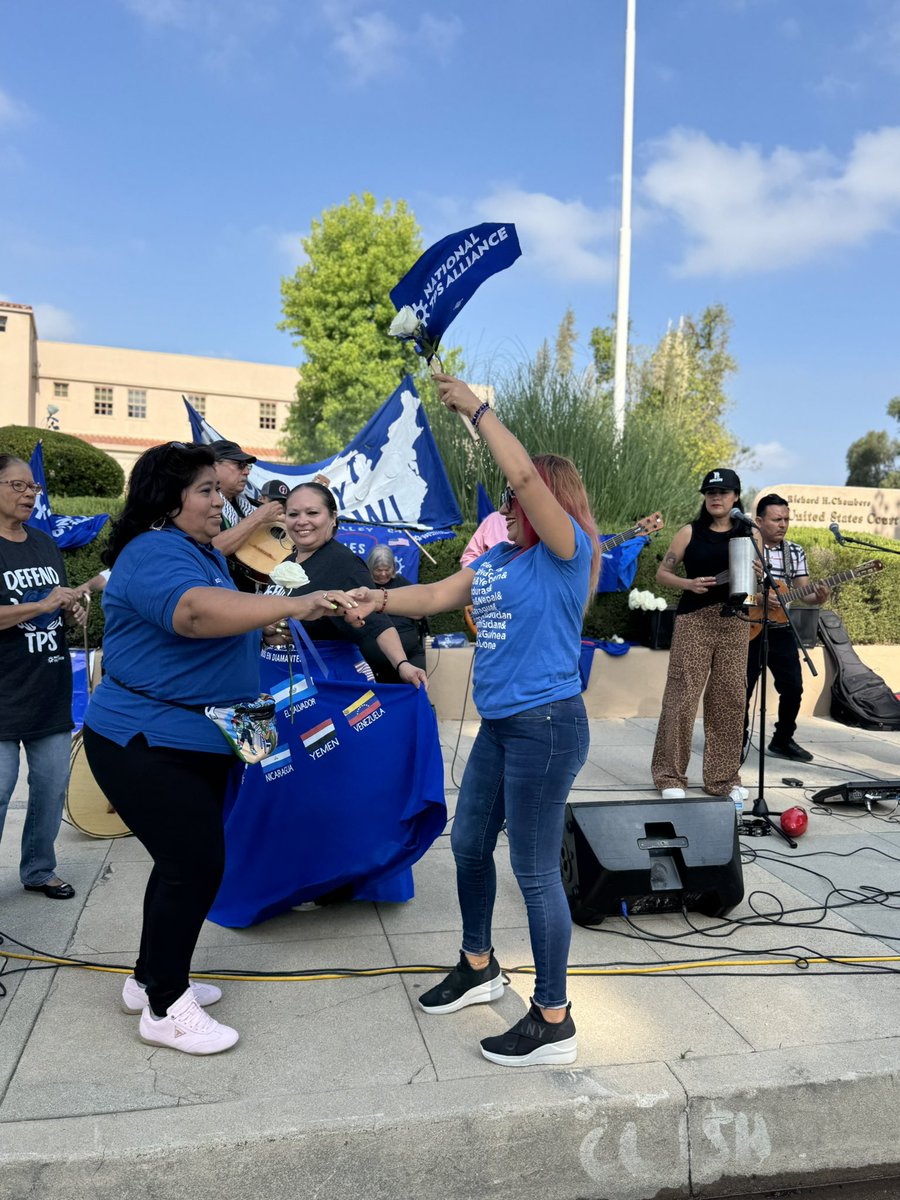 SEIU_Saenz's tweet image. We will not allow the Trump regime to strip Black and brown workers of deportation protection and work permits without a fight! @SEIU721 @seiuusww @32BJSEIU members are outside the oral hearing to defend Temporary Protected Status. #WeMakeAmericaWork #TPSjustice