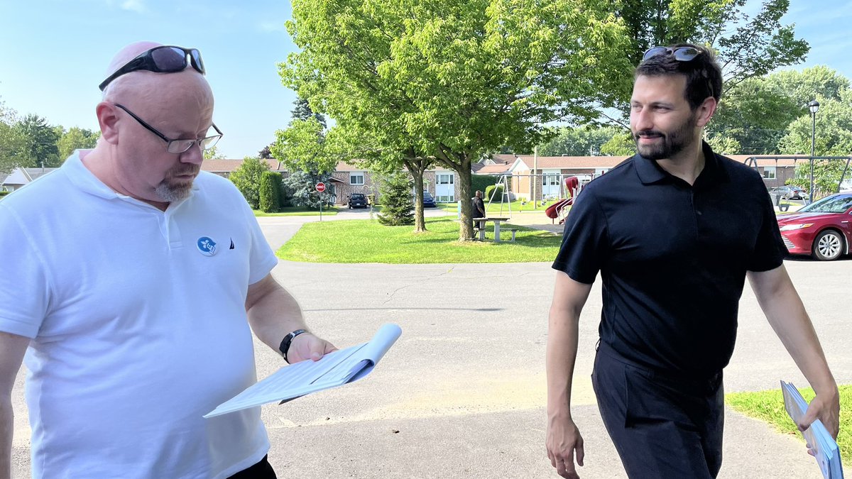 KevenBrasseur's tweet image. Sur le terrain aujourd’hui en compagnie du ministre @IanLafreniere pour aller à la rencontre des citoyens et citoyennes de Victoriaville. 🩵
Votre présence et votre engagement sont grandement appréciés!😊
#CAQ #arthabaskalerable