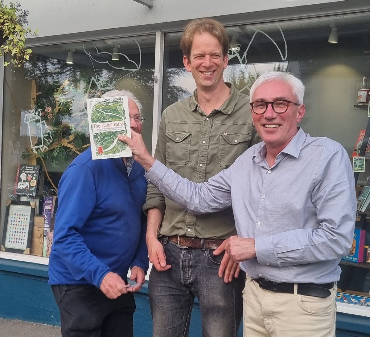 thelonningsguy's tweet image. It was great to meet everyone tonight at @VereyBooks in Pooley Bridge. Thanks to Al Verey (centre), Sam and the rest of the team for filling the shop with an enthusiastic audience. And lovely to see The Postal Paths illustrator Mark Richards (@fellranger1) there too (left). 😁