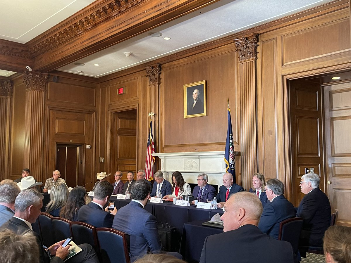 KsSoybean's tweet image. Yesterday was a busy day in D.C. for Kansas soybean growers. The morning started with a soil health roundtable with @secBrooke, @RogerMarshallMD along with other industry stakeholders.
Then, farmer-leaders attended @ASA_Soybeans issues forum to prepare for Hill visits.