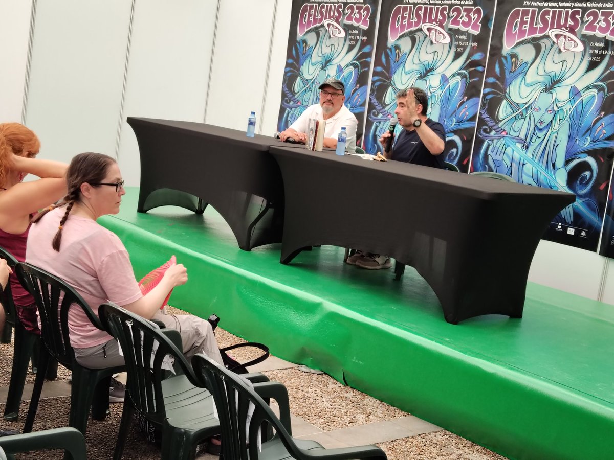 EC_Escritor's tweet image. La primera conferencia de la tarde a la que asistí fue a la de @JuaNMiAguilera, llegué un poco tarde pero mereció la pena escucharla de pie. Es un grande de la ciencia ficción y su novela de misterio y ciencia promete mucho.
@festivalcelsius #Celsius2025