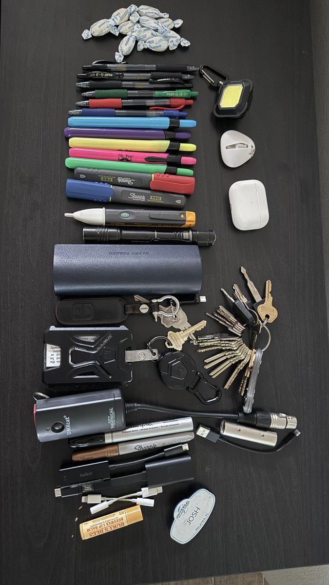 JDesignM's tweet image. #edc every day I carry + the iPhone taking the picture 🤦🏻‍♂️
#lightingdesigner