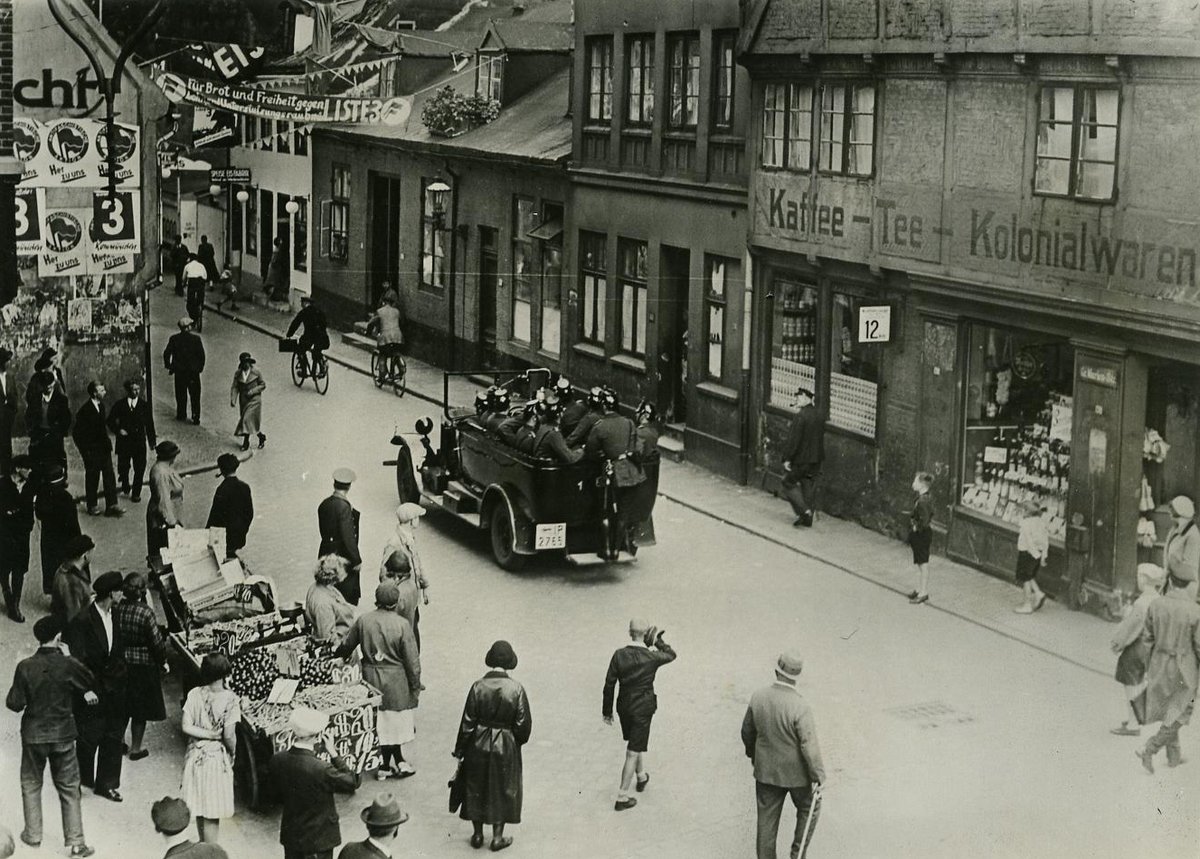 TheHistoryOfSo1's tweet image. A march of 7,000 Nazi Brownshirts through the left-wing working class town of Altona on July 17, 1932, provoked clashes in which 2 Nazis and 16 Communists were killed, all of the latter at the hands of the police in an event known as Altona Bloody Sunday. #OTD #Germany #Antifa