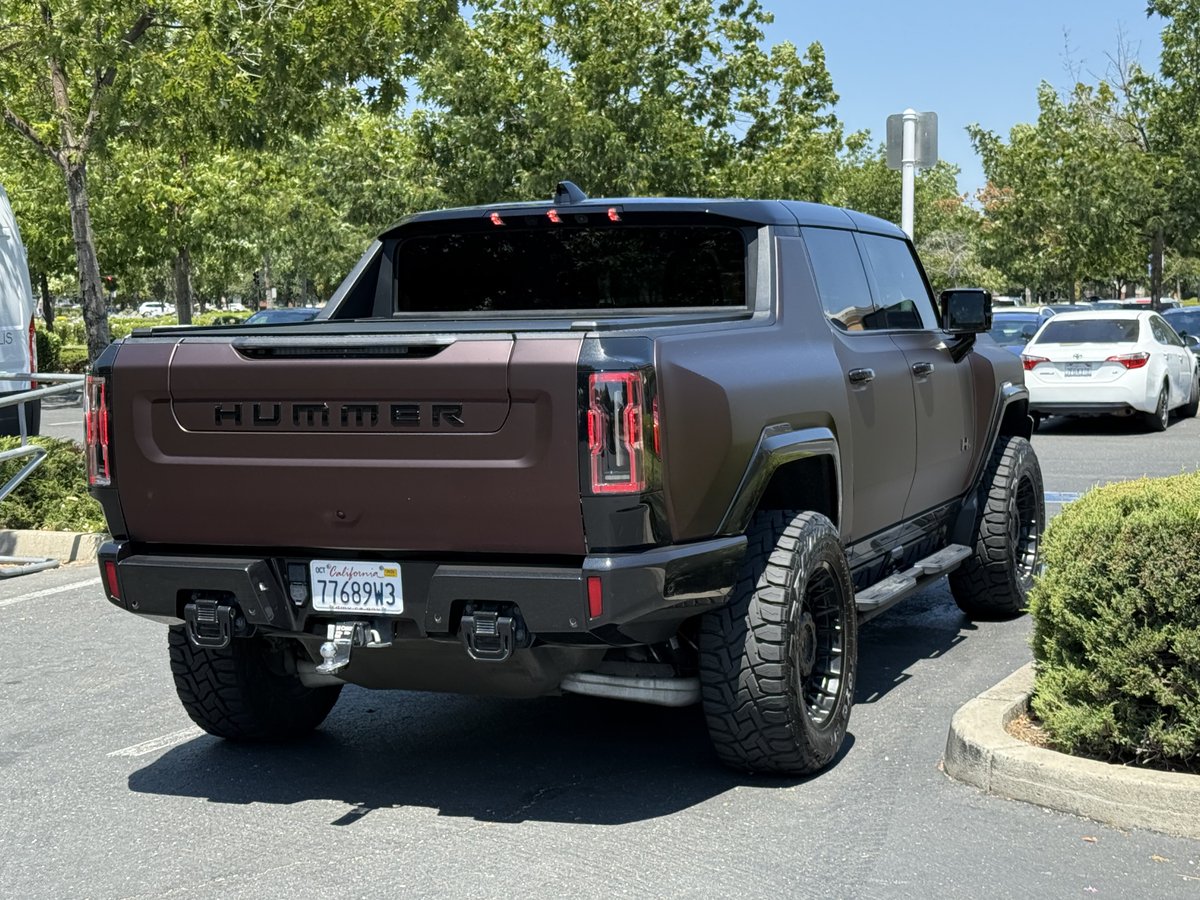 mahkusg's tweet image. Absolute unit of a Hummer EV. Love the wrap (the picture doesn't do it justice!)