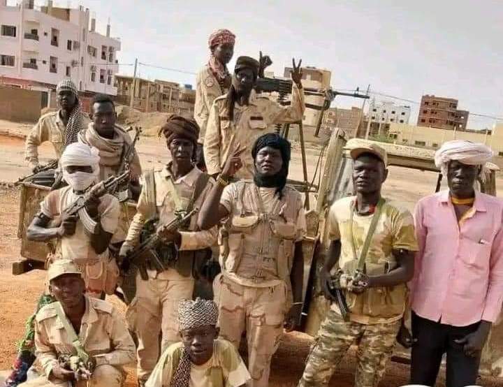 SudanTribune_EN's tweet image. The conflict in Sudan is fueling a flow of sophisticated, looted weapons into neighbouring South Sudan, violating a U.N. arms embargo and threatening the fragile peace in the world's youngest nation, a report by United Nations experts said.
sudantribune.com/article302960/