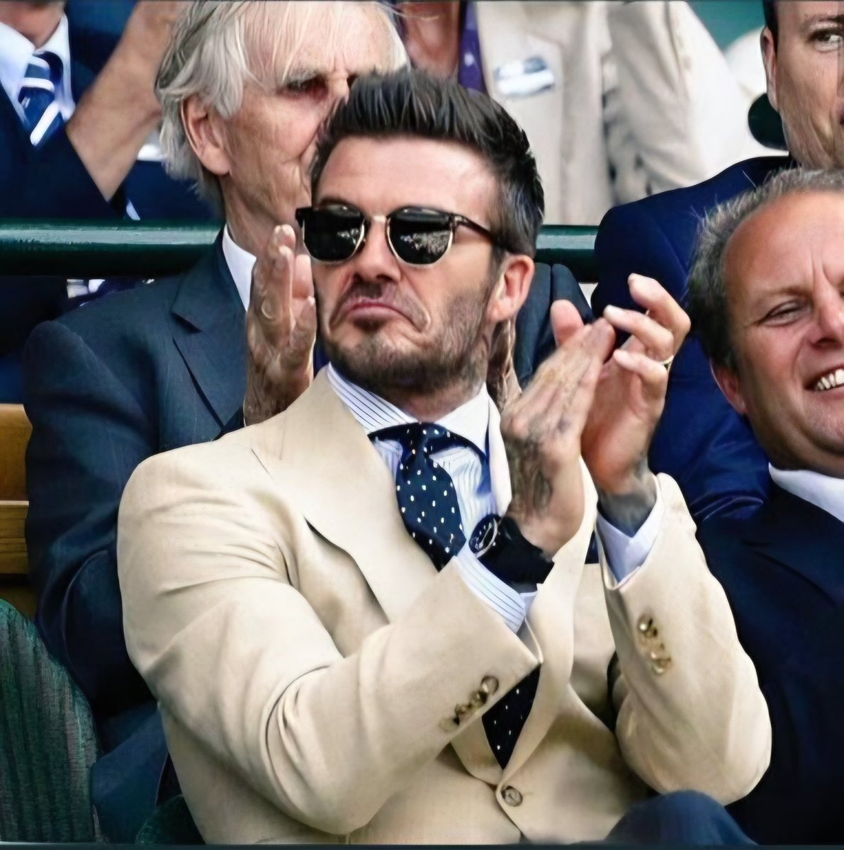 Yüzüme gülüp,arkamdan konuşanlara karşı tavrım: