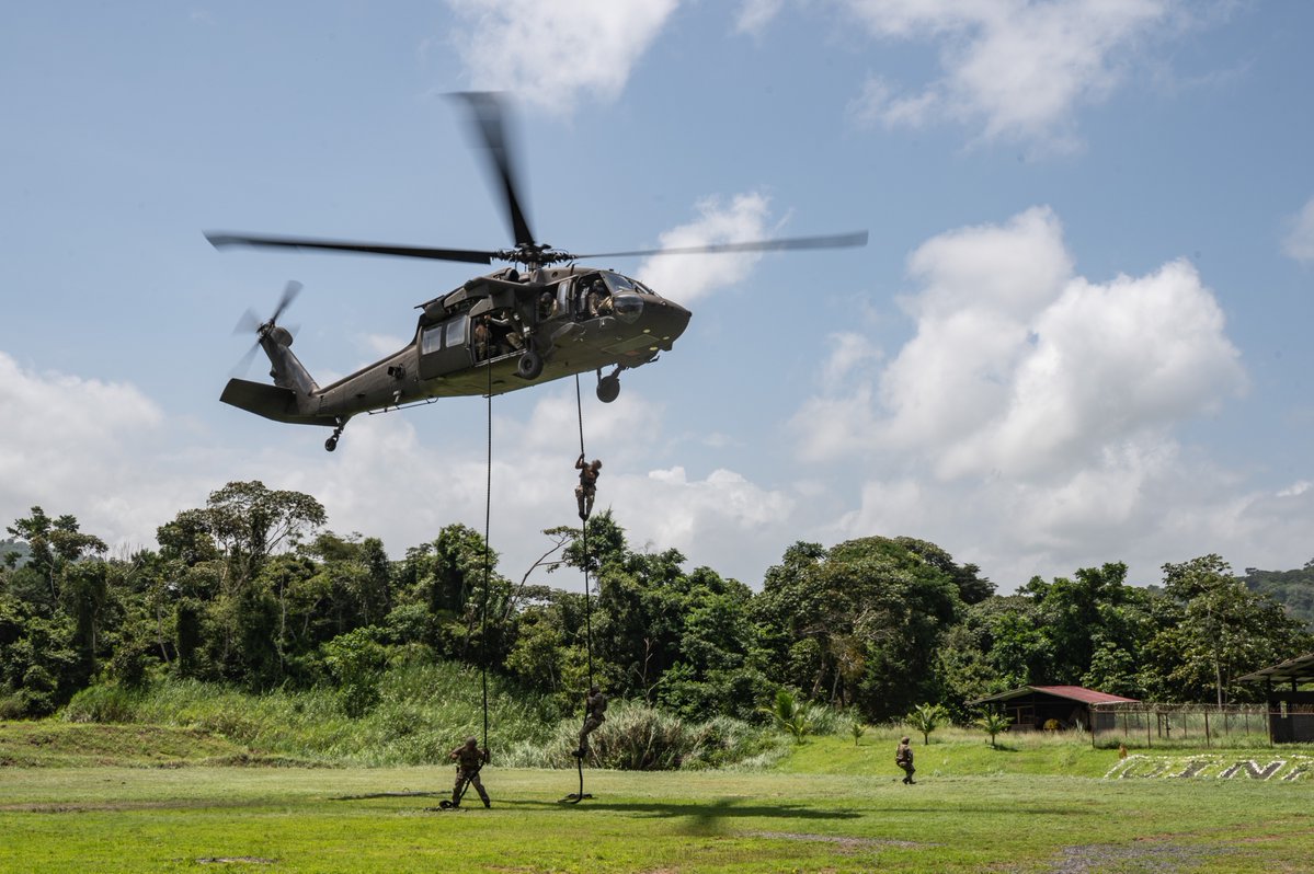 JTF_Bravo's tweet image. A JTF-Bravo UH-60 Blackhawk out of Soto Can Air Base, Honduras, supported U.S. and Panamanian special forces members as they conducted fast rope training during day two of #PanamaxAlpha Phase I.
@SOCSOUTH @Southcom @MinSegPma @senafrontpanama
