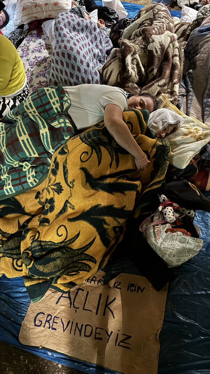 SESİMİZİ DUY!

Bizler topraklarından, köylerinden koparılmak istenen üreten köylüleriz. Maden yasası geçerse yaşamlarımız maden şirketleri tarafından gasp edilecek. #MadenYasasınıGeriÇek diyerek açlık grevindeyiz. 

Bu ülkenin köylüleri, halkı şirketlerden büyüktür!