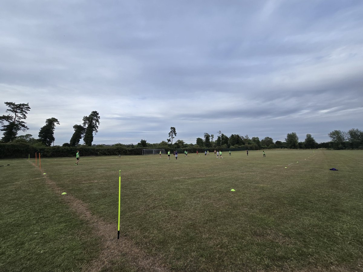 Ridgewayrovers1's tweet image. You know your onto a good thing when you have 22 players come to training on a wednesday night. For little ol&apos; Ridgeway Rovers.
A mix of squad players and new trialists.
And this was with some of the squad missing the evening too.
A great session to get us ready for the matches.