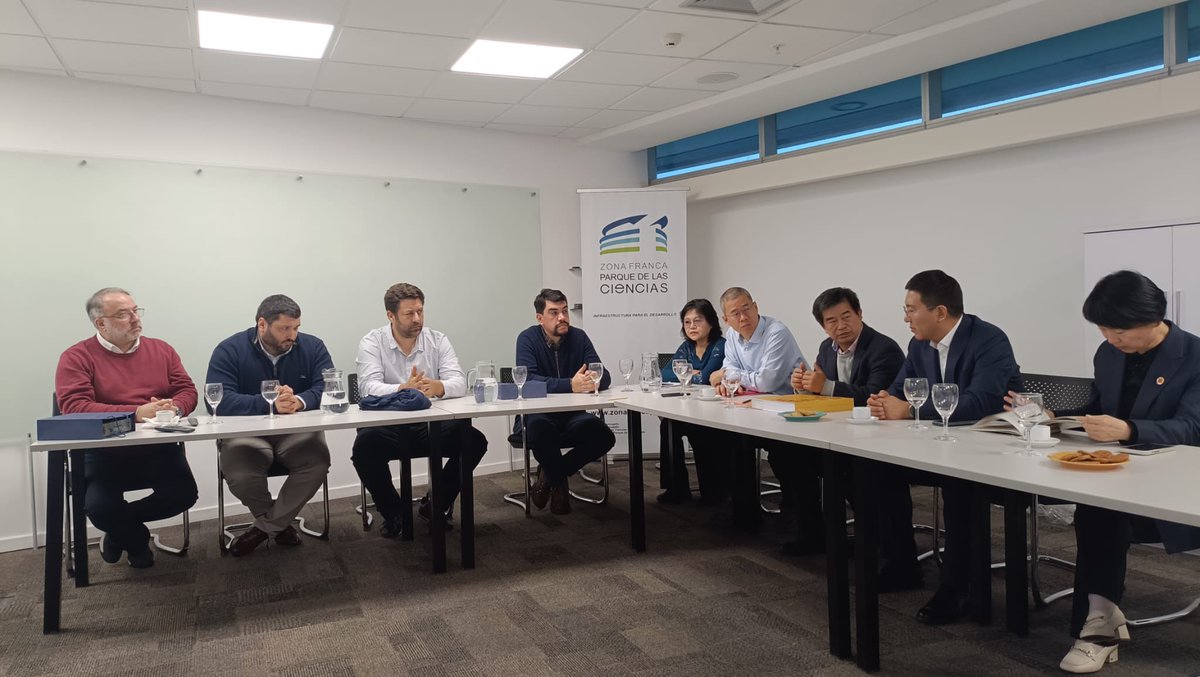 DescubriMvd's tweet photo. 🤝🌾 Delegación empresarial de Henan 🇨🇳 visitó Montevideo para fortalecer la cooperación agropecuaria y el desarrollo rural sostenible 💚🌎 #MontevideoProductivo #Henan #DesarrolloRural #IntercambioInternacional https://t.co/36mOHCyxYC