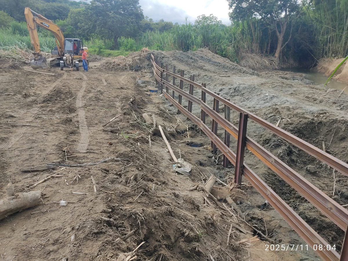 🚧 Zabaletas ahora está más segura 🌊🏡
Con articulación entre comunidad, empresa privada, ingenios y #AlcaldíadeTuluá, construimos un jarillón artesanal que reduce el riesgo de desbordamientos. Transformamos la zona rural con obras que protegen la vida. 💪💙#ParaSerFelices