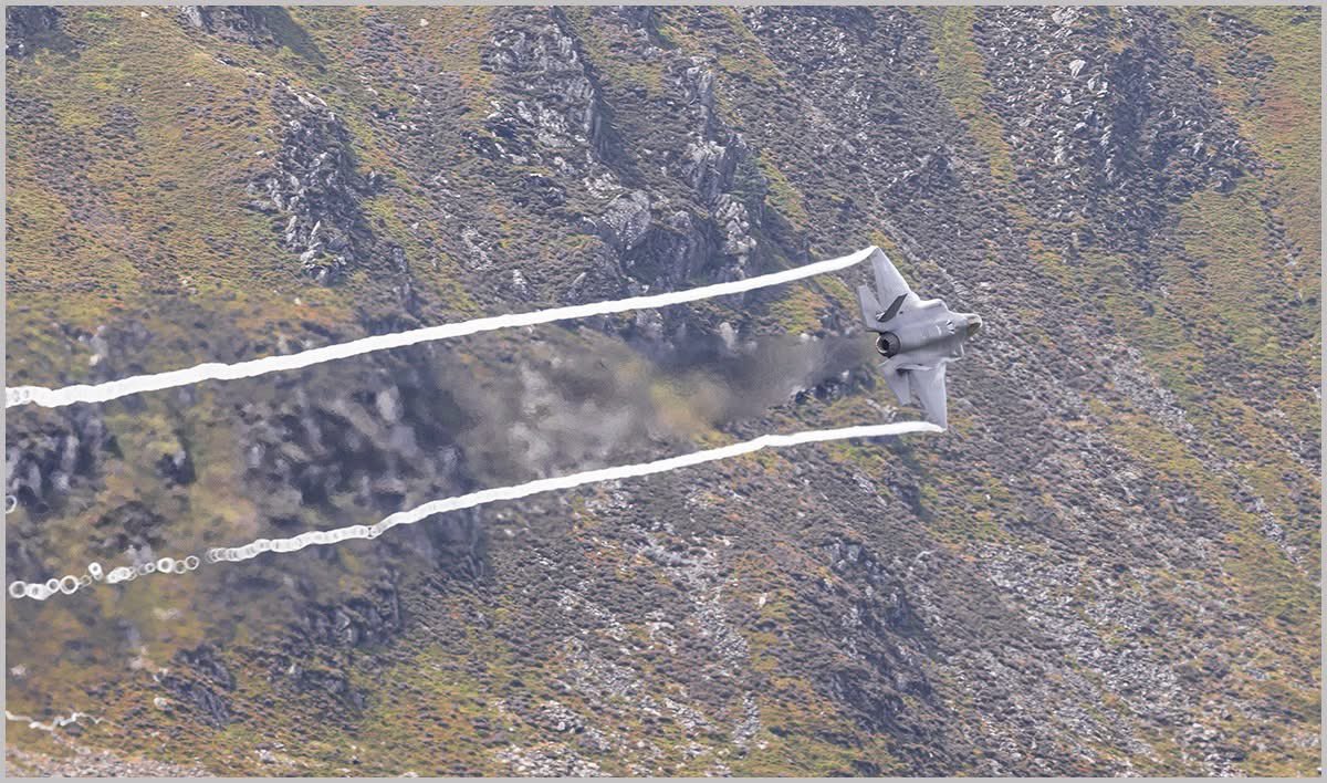 RoryTrappe's tweet image. An F35 through the Mach loop this afternoon #machloop #usaf #f35