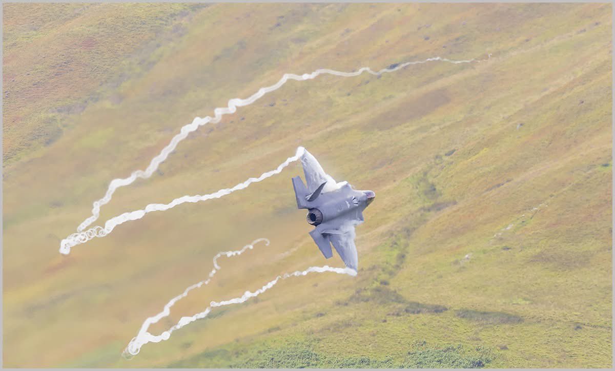 RoryTrappe's tweet image. An F35 through the Mach loop this afternoon #machloop #usaf #f35