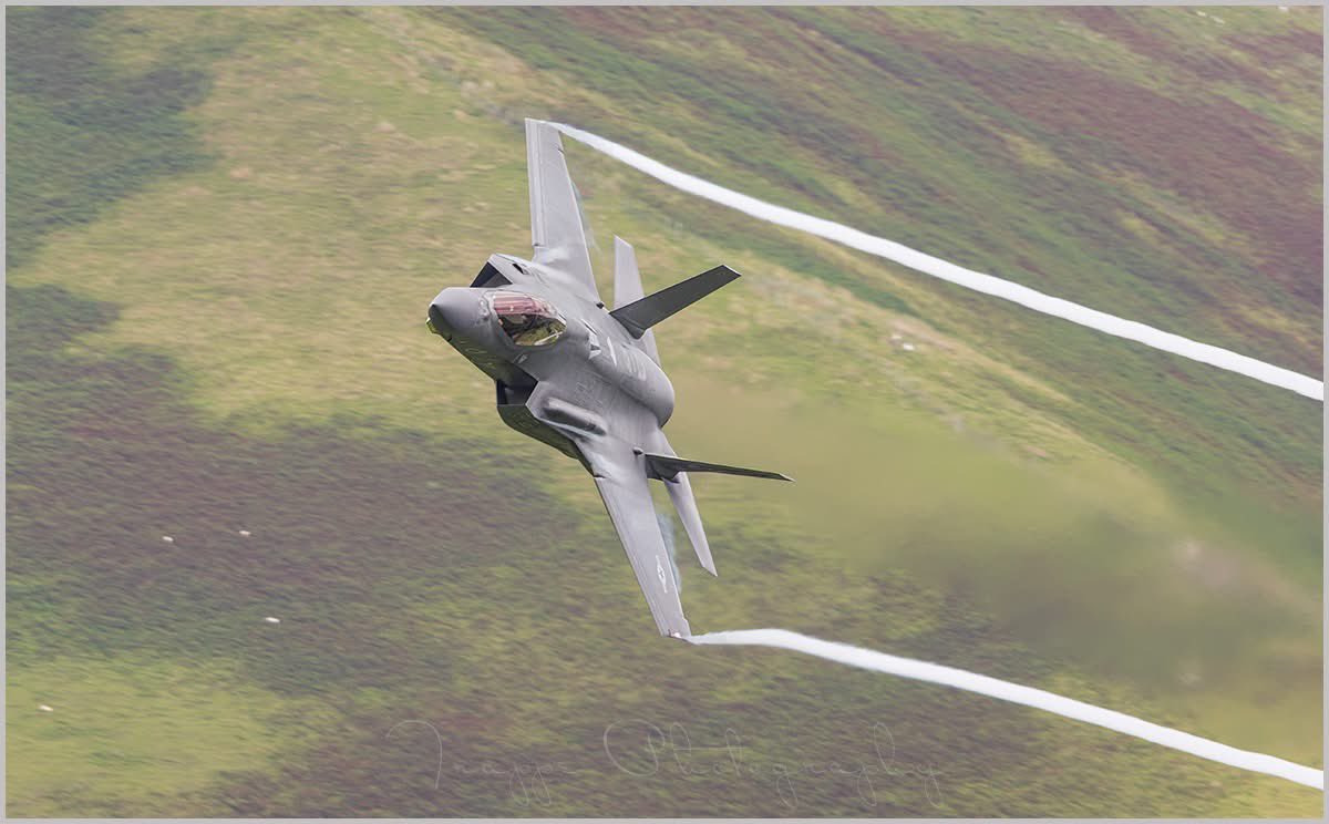 RoryTrappe's tweet image. An F35 through the Mach loop this afternoon #machloop #usaf #f35