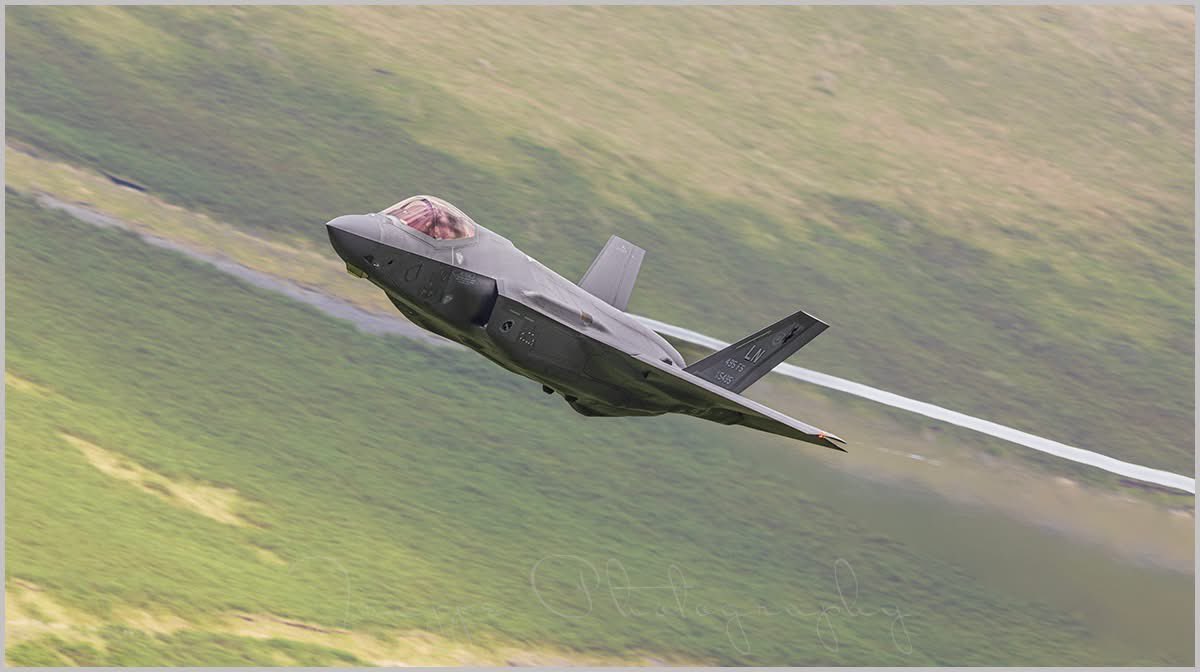 RoryTrappe's tweet image. An F35 through the Mach loop this afternoon #machloop #usaf #f35