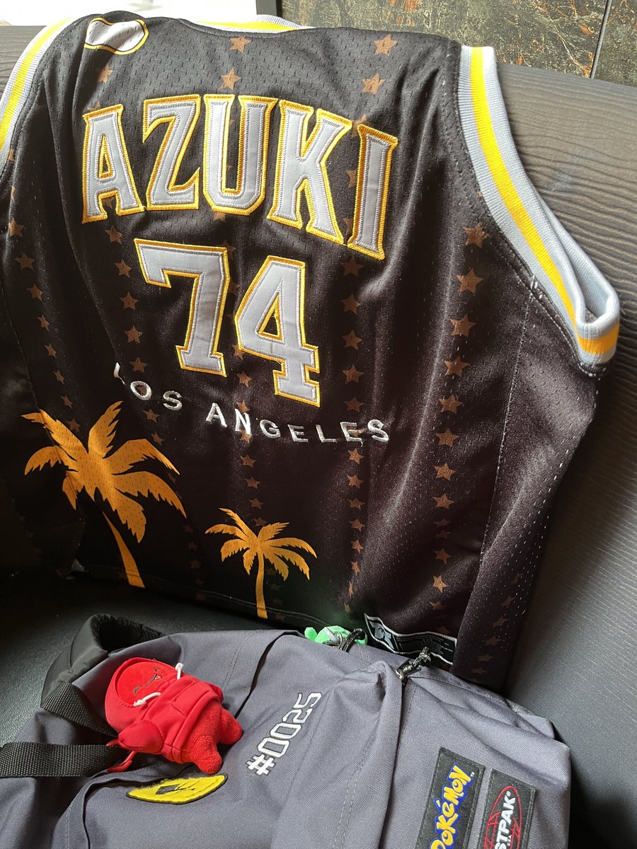 Day 5 of showing off dope <a href="/Azuki/">Azuki</a> shit ⛩️

<a href="/AzukiLosAngeles/">Azuki LA 🌴🎬</a> Grail acquired! 🌴🏀🔥