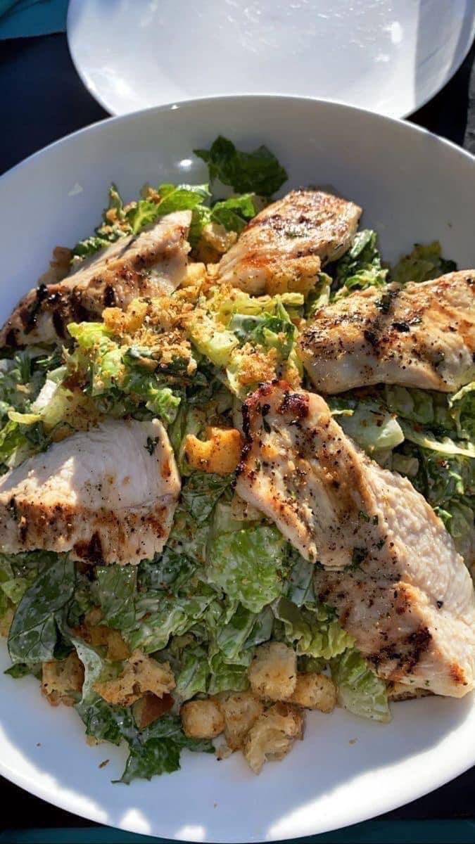 lifeinchaos_'s tweet image. I really LOVE a good Caesar salad 😋🥗
