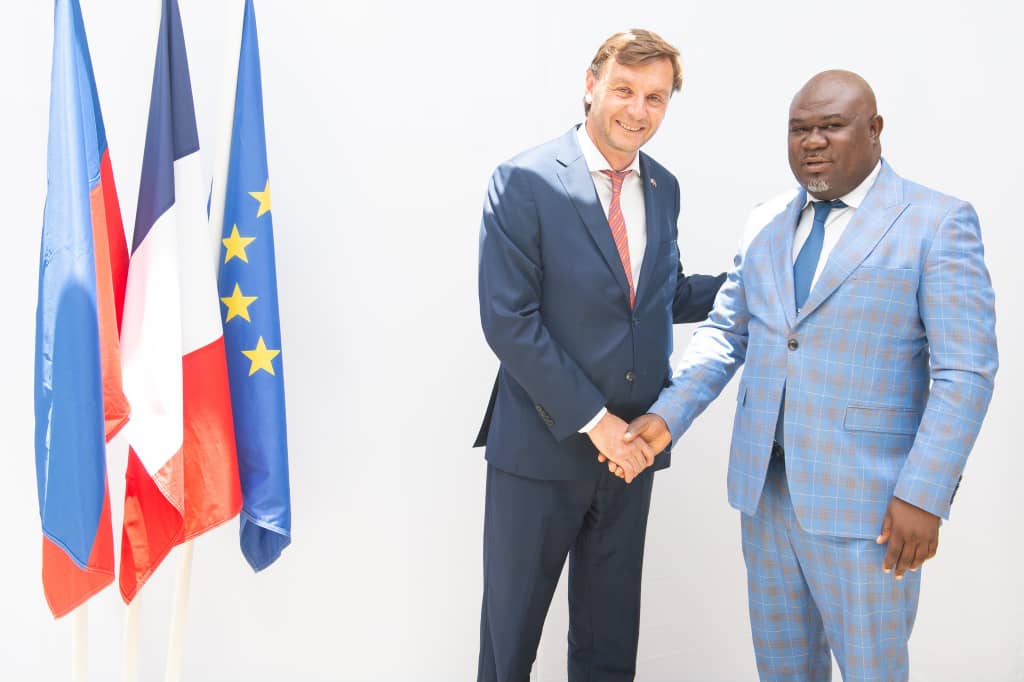 Rencontre entre Me Kevenot KEVENOT,Coord.Gnl du PNCS et S.E.M Atoine MICHON, Ambassadeur de France en Haïti, lors de la célébrat. de la fête nle de France ce 14 juillet, à l'hôtel Montana. Ce jour incarne l’attachement de la France aux valeurs universelles de liberté, d’égalité..