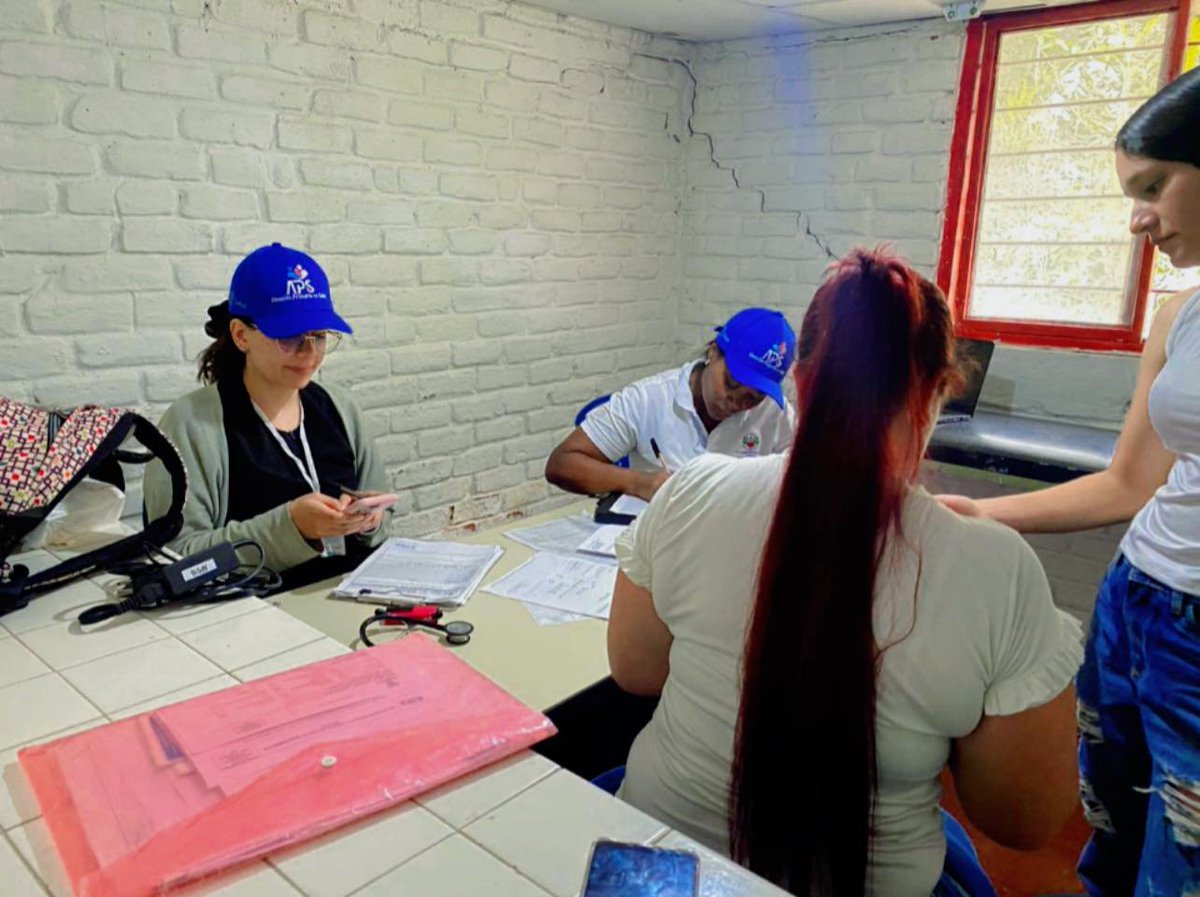 Los #EquiposBásicosdeSalud del Hospital Rubén Cruz Vélez siguen su recorrido por zona rural, brindando atención médica integral y oportuna. Esta vez, llegaron a Quebradagrande con servicios de salud y trabajo social para 150 familias. 👩‍⚕️🚑  #ParaSerFelices 💙