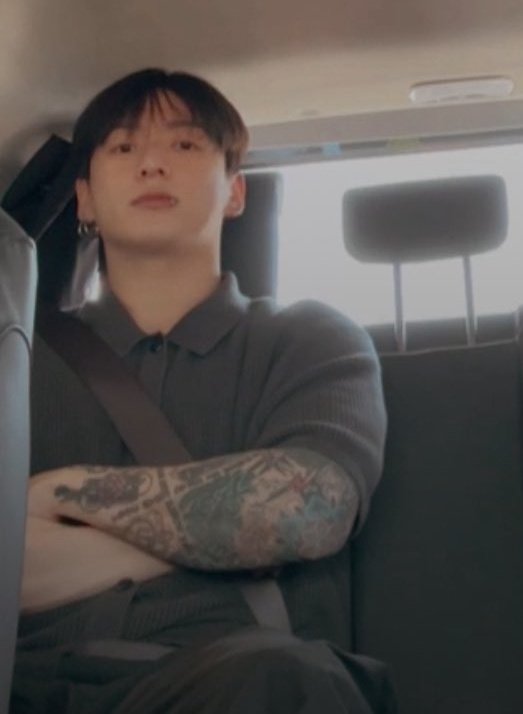 kkukvmin's tweet image. buff, biceps, shirt, tats, face card, gaze, piercings, man spread, in a car fu-