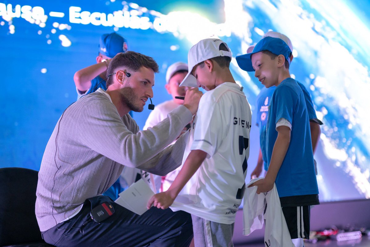 Santgimenez_'s tweet image. Muchas gracias @HONOR_Mexico por haber hecho posible tan increíble momento. Nos veremos muy pronto
#HONORxSantiGimenez