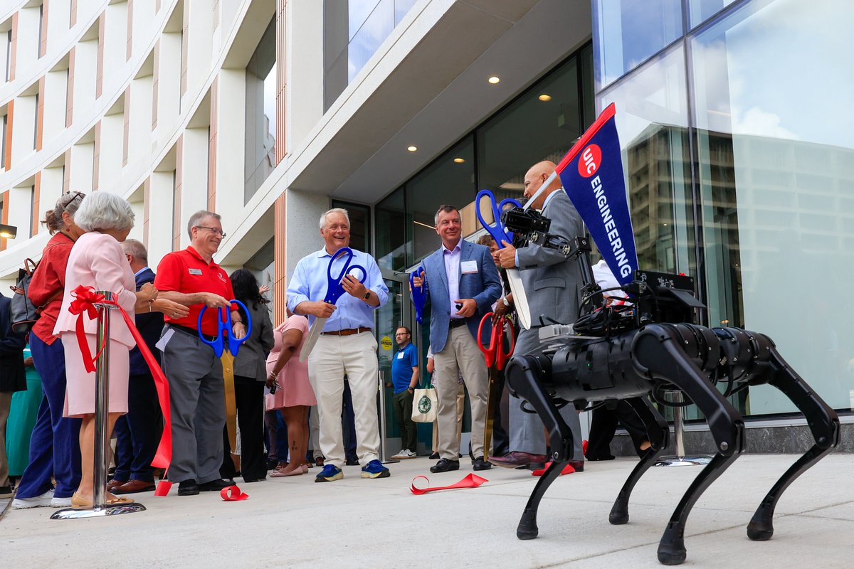 thisisUIC's tweet image. UIC's Computer Design Research and Learning Center is now open! It features 16,000 square feet of classroom space, 21 faculty research labs and a 1,200-square-foot robotics lab as part of @UICEngineering 's Department of Computer Science. today.uic.edu/uics-new-compu… @UIC_Alumni