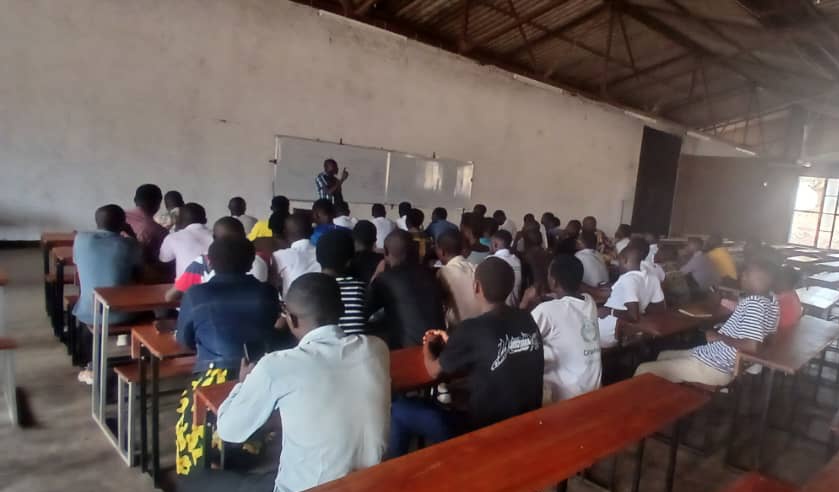 RGEUB2324's tweet photo. 🎓 Le 16/07/25 ,Les délégués généraux des facultés et les délégués de classes/UB se sont réunis au Campus Mutanga dans une séance d’échange importante organisée  par la @RGEUB2324

✅ À l’ordre du jour :
1. Vie socio-académique  
2.Avancement des activités  
3. Divers
 #UB🇧🇮❤️ https://t.co/77ePc113A6